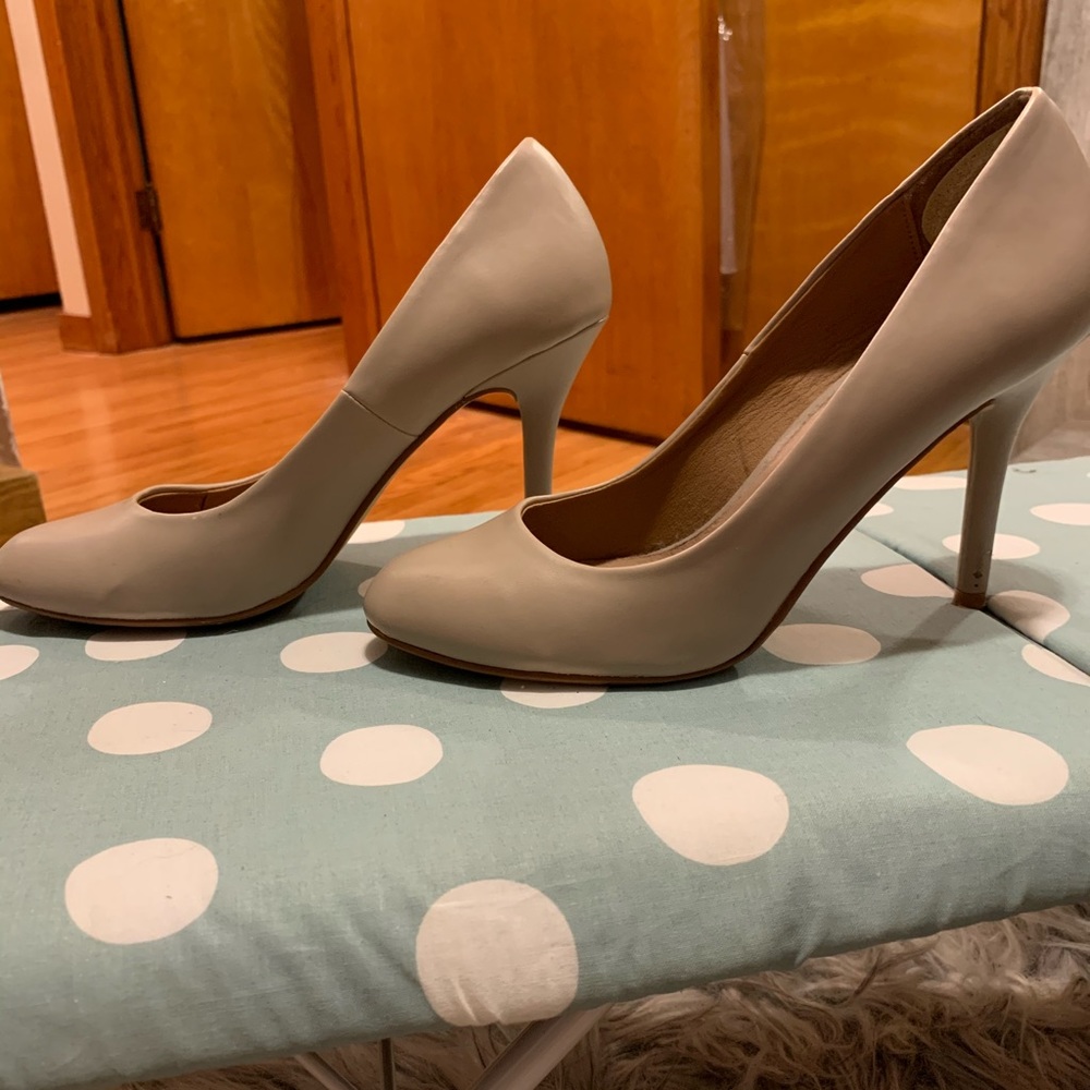 Nude leather heels